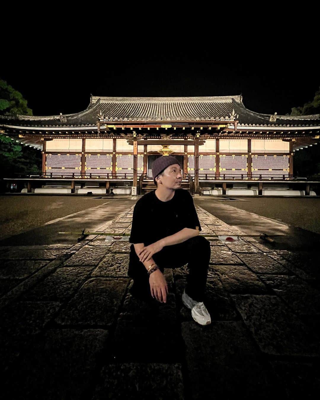 のインスタグラム：「黄金に輝く国宝の金堂✨✨ 鮮やかな緑色が反射する参道に見事な五重塔。  突然降り出した大雨が、 逆にライトアップされた仁和寺に 幻想的な景色作り出してくれた🙏  一見不運に思える出来事も、 視点を変えてみれば、幸運な出来事になる。  突然振られた大雨も僕にとっては、 恵の雨。  雨の中を走り回って、ニコニコで沢山の写真を撮ったよ😆  世界遺産の仁和寺、、記憶に残る素晴らしい場所でした😌🙏  突然の来訪に関わらず、暖かく出迎えてくださった住職の方々、ありがとうございました。  そして今回京都の魅力を伝えてくださった @takahiro_bessho さん、ありがとうございました。 また行きましょう＾＾  #仁和寺 #京都 #国宝 #世界遺産 #shrinegram #kyoto #japan #ninnaji #temple #worldheritage」
