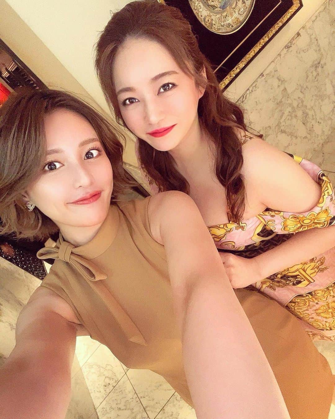 楓のインスタグラム：「いっぱいちゅき🫶♥️ @kitashinchie   投稿きえちゃたからもう一回😂 コートの巨乳姉妹よ🐮☝」