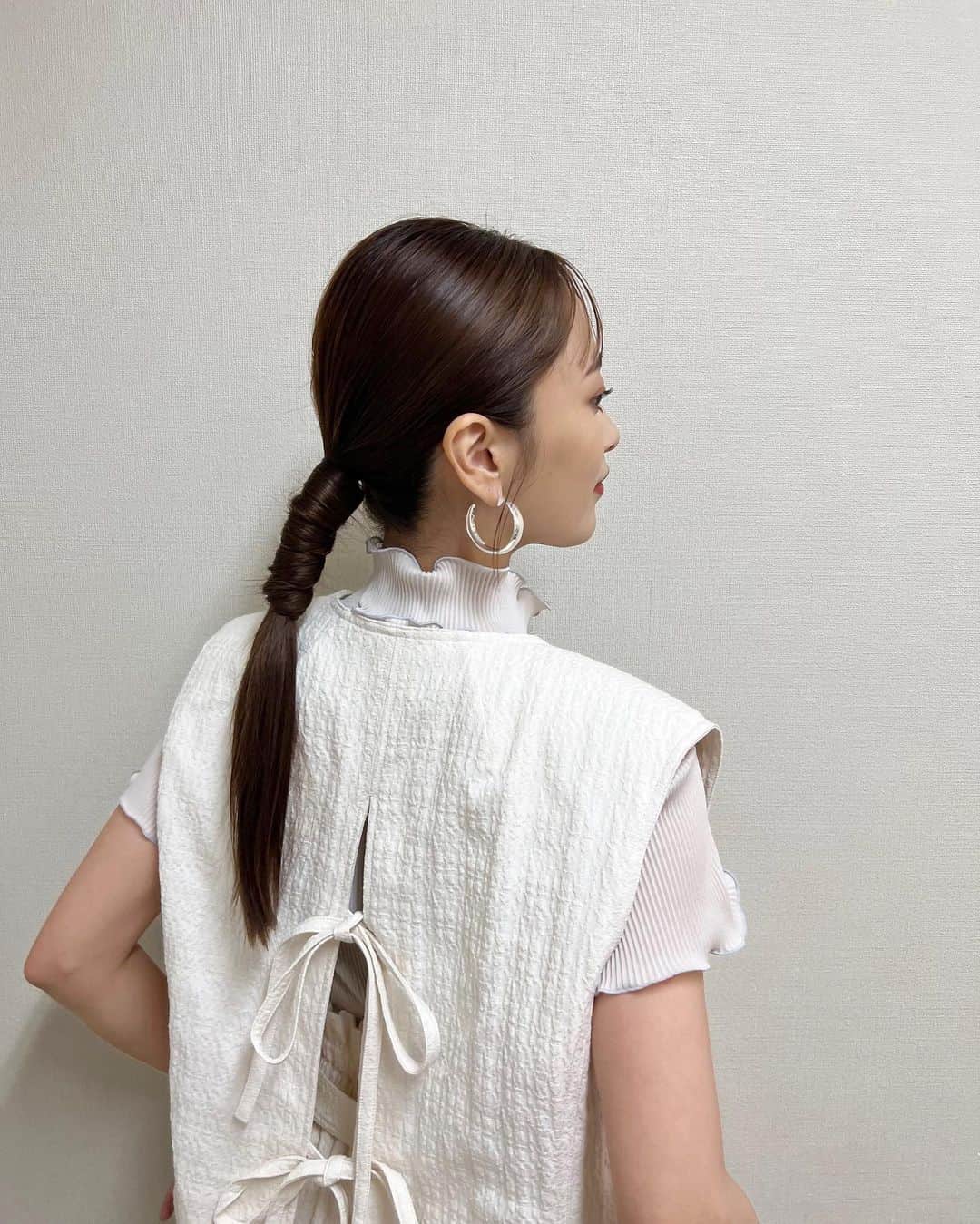 近藤千尋のインスタグラム：「先週のタイチサン！とラヴィット🐰 生放送の衣装はこんな感じでした💕  またインスタが追いつかなくなっている😱笑  髪の毛がだいぶロングになってきて アレンジが増えて楽しいなぁ♥️  先週はありがたいことに 母がヘルプに来てくれていたので 仕事仕事の毎日でした🙏☺️ その分土日は、お仕事お休みなので 子供達とたっぷり遊んでまっせ❤️🥰  世の中のママさん、パパさんも お疲れ様ですー☺️❗️  タイチサン！衣装⏬  ウェア @inella_official  @studious_official  アクセサリー @unoaerre_japan  シューズ @randa_pic  ラヴィット衣装⏬  ウェア @seanewyork  ピアス @graey_official  リング、ブレス @e.m.portrait  シューズ @dianashoespress」