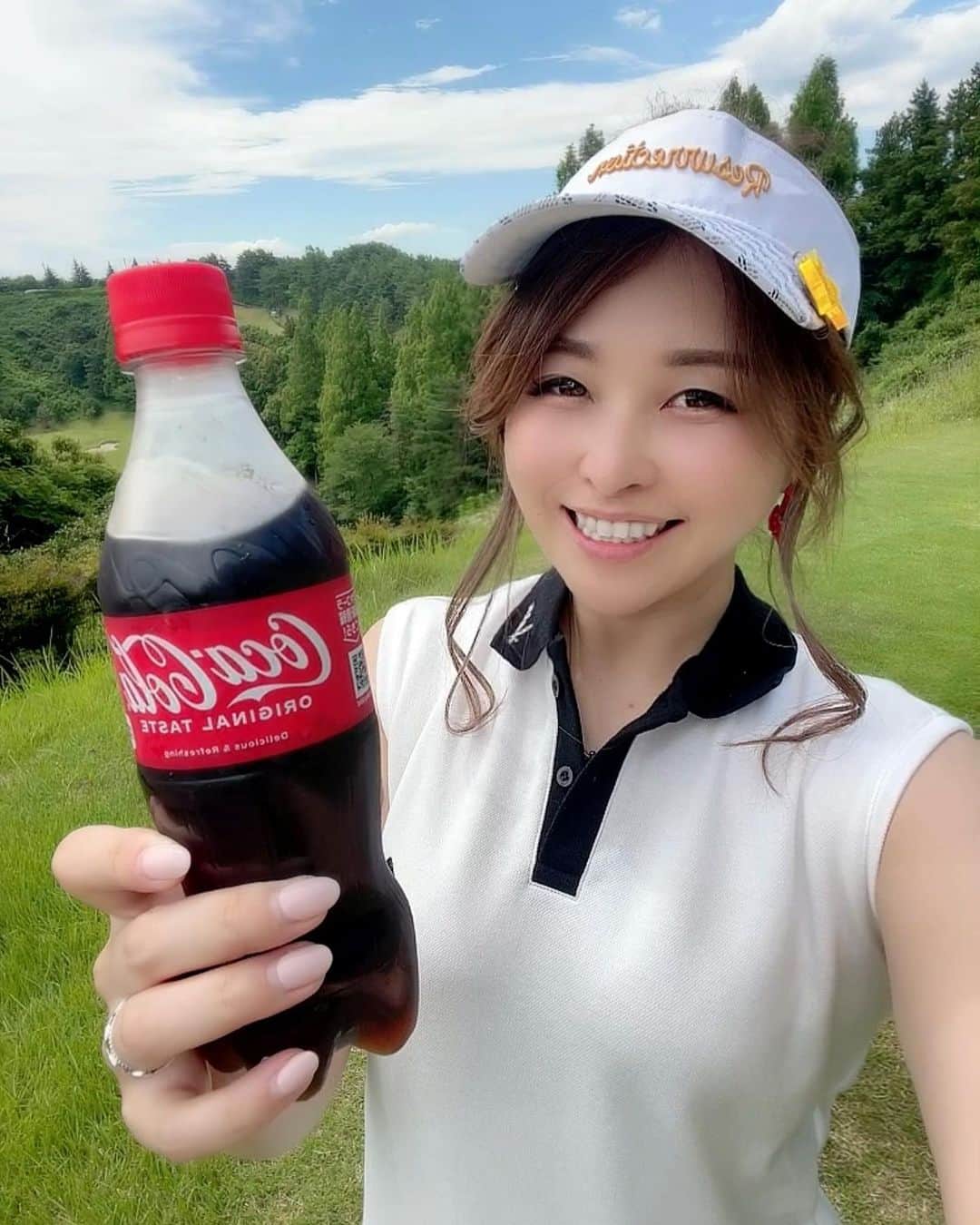 mikaのインスタグラム：「♥︎︎∗︎*ﾟ コーラが美味しい❤️ ． ． ． いつも案件なの？って聞かれるけど ただ好きなだけ🥤🫶 ． ． ． ． ． #コーラ #コカコーラ #コーラ女子 #ゴルフ #golf #ゴルフ女子 #golfgirl #골프여자 #女子ゴルフ #golstagram #golflove #ゴルフ好き #ゴルフ最高 #ゴルフ上手くなりたい #golfgirl #골프여자 #ゴルフウエア #ゴルフコーデ #インスタゴルフ女子 #ゴルフ男子 #ゴルフ好きな人と繋がりたい #ゴルフ女子と繋がりたい」