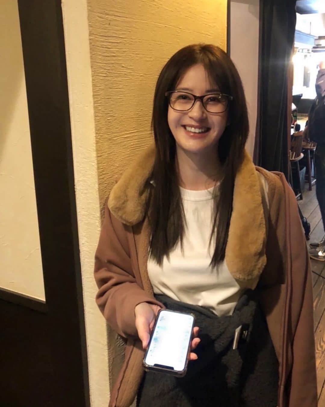 松本若菜のインスタグラム：「みなさん、こんにちは。  あっついあっつい。  朝起きたら左腕が筋肉痛でした。 考えられるとしたら昨日の撮影時バッグを持って歩いた… それが本当に原因だとしたら。  そうだ。ラジオ体操始めよう。  さて、写真はまだ復讐前の密さん。 そしてカメラマンは…  誰でしょうか🫧 写真撮るのじょうずだね って褒めたら喜んでたくさん撮ってくれたうちの一枚。」