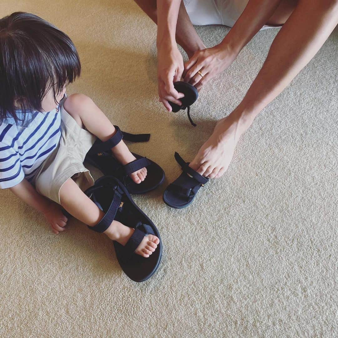 古谷有美さんのインスタグラム写真 - (古谷有美Instagram)「👣🐾 今年の夏はメンズ2人お揃いのサンダル。 もち太郎はパパのを履くというので パパがもち太郎のを履いて.....みます！  #靴が大好き #我が家のもち太郎 #誰に似たのかな🧏‍♀️」7月10日 13時43分 - yuumifuruya