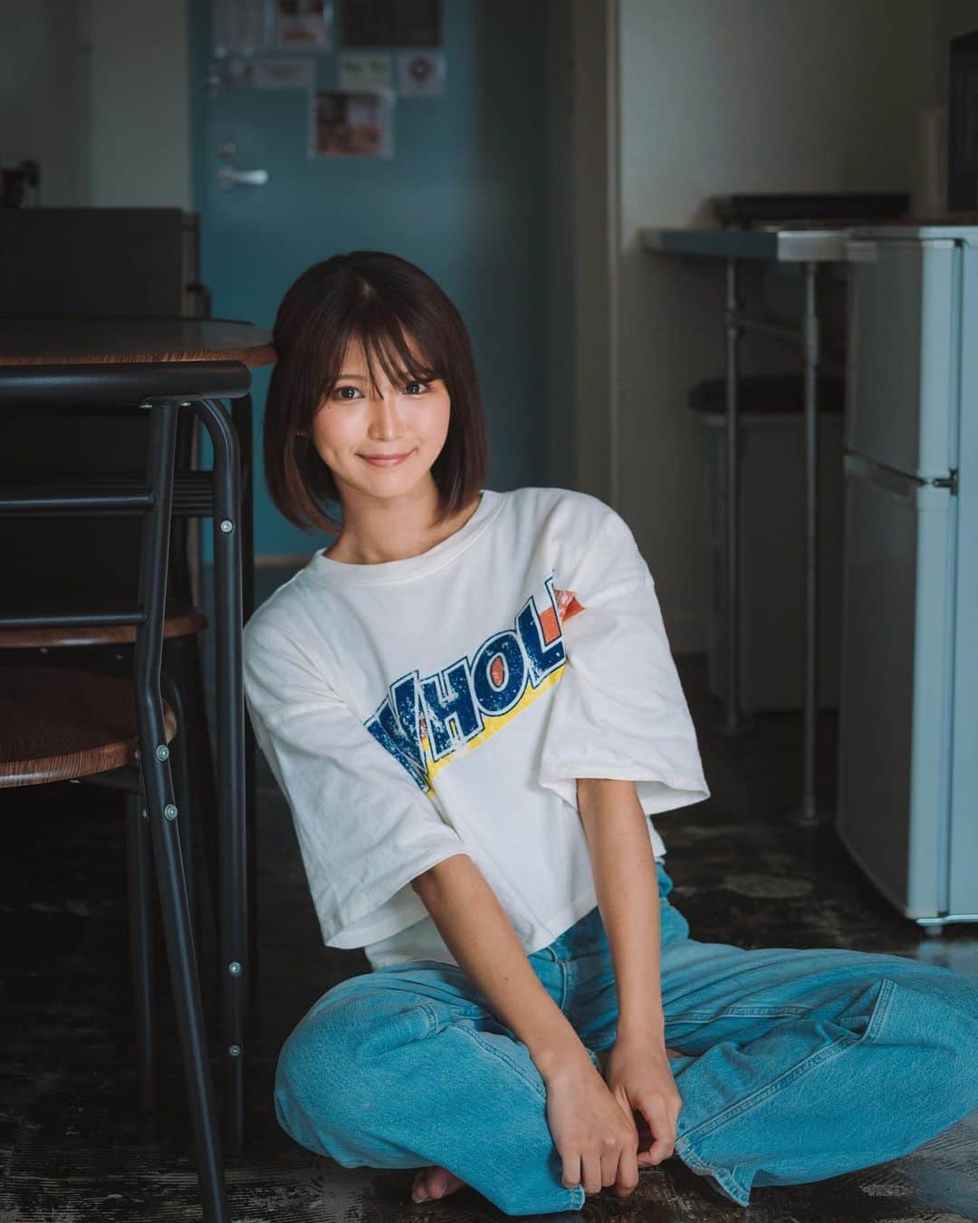 山本ゆうかのインスタグラム：「⁡ 🏠 ⁡ ⁡ 今日は選挙投票があるから、出かけたついでに 税金の支払いと、写真プリントしに行こうと思って街に出かけました！！  1週間ぶりの外出でした！怖い！ ⁡ ⁡ いざ選挙投票〜っ！ と思って投票所に向かってたけど、自分の地元以外の場所では投票出来ない事を道中で知りました！！！ ⁡ ⁡ 昨日投票受付所で調べたらそこが出てきたから 兵庫県内であればどこでも投票出来ると思ってました！！一つ賢くなったので良しとする。 ⁡ ⁡ 投票は地元に帰ってからするとして、写真のプリントだけでもして帰ろう。と思い 写真屋さんに行って、機械と30分格闘したけど、iosのエラーで結局プリント出来ませんでした！！誰も悪くないので辛い！！ ⁡ ⁡ しょうがないから、カメラのキタムラで印刷するか…と思って調べてたら ネットで印刷して家に届けてくれるサービスがあることを知って 「ネットなら人と話さんくて良いからこっちの方が良いのでは？」と気づきプリントは家ですることにしました！！人と話さないのが1番！！ ⁡ ⁡ そして、源泉徴収の支払いは日曜日だから郵便局が空いてなくて諦めて、 市民税の支払いは現金持ってくるの忘れたから、銀行で引き出して払おう〜と思ったけど 結局源泉の支払いで明日郵便局行かにゃならんから、明日まとめて払えば良いか…となり諦めました！！ ⁡ ⁡ 今日はただ化粧して都会に出ただけだった。 ⁡ ⁡ 現金の入った封筒も書類も用意してたのに、いつも必ず何か忘れる自分が本当に怖いぜぇ。」