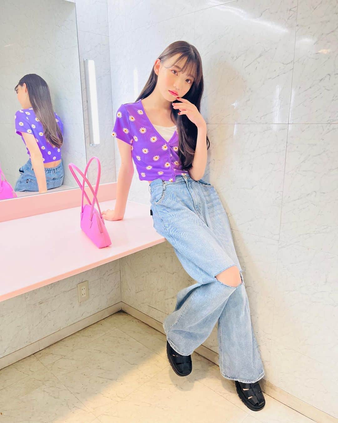 ニコ☆プチのインスタグラム：「💜🌼💖  いつもとてもおしゃれなあんちゃん私服🐈🍒 中1になって背がのびました〜〜🙋🏻‍♀️ バッグの中身がニコ☆プチネットで見られます👜🤍 ピンクのバッグにけっこうたくさん入れてます💗  @anna.official.111  #私服 #中学生 #中学生コーデ #夏ファッション #shein #repipiarmario #hm #星乃あんな #ニコプチ」