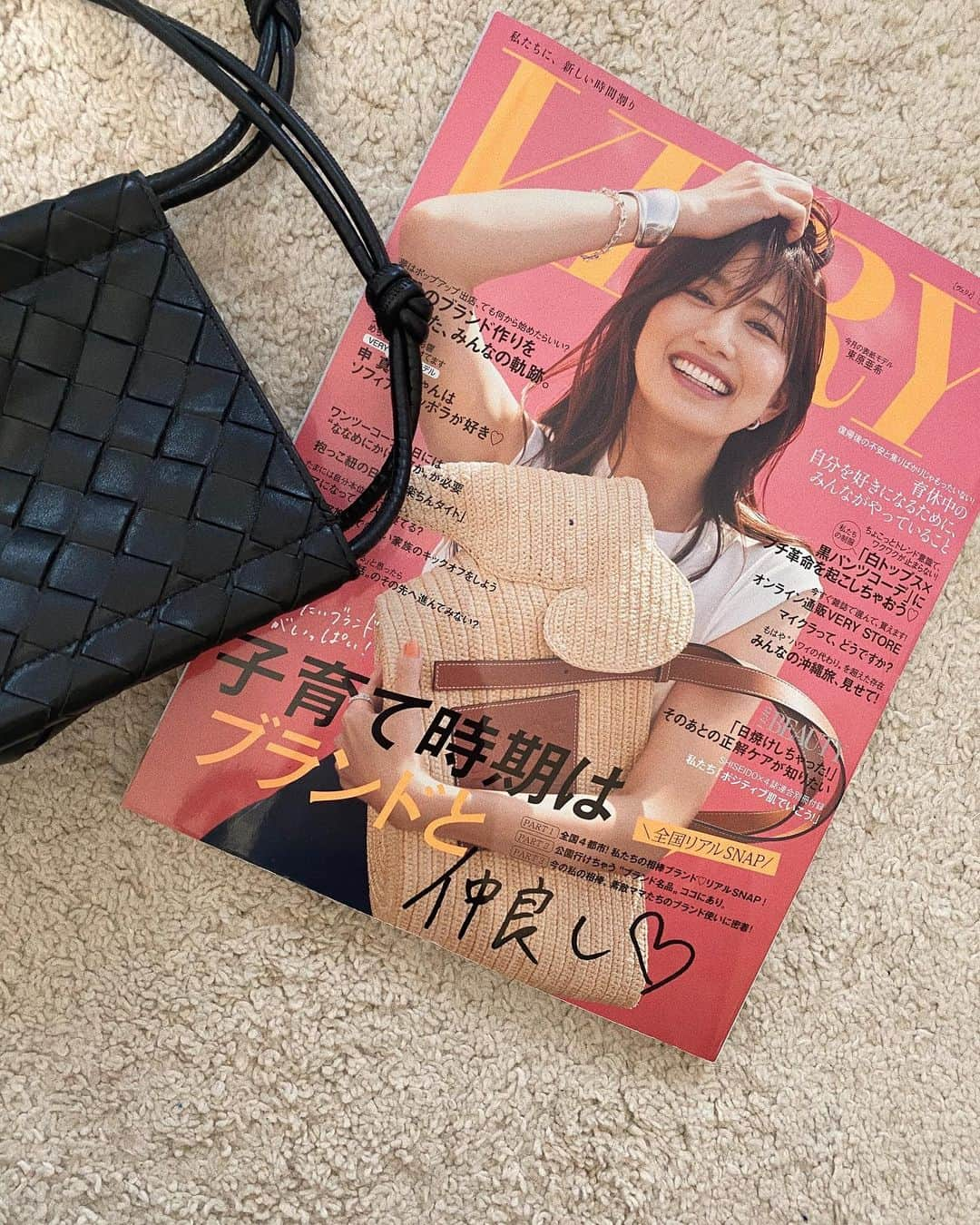 那須愛里のインスタグラム：「〝𝑉𝐸𝑅𝑌 8月号〟 . @veryweb.jp  ＼私たちの相棒ブランド♡リアルSNAP.′／ 140人の読者SNAPの中にちっこくいますー👩‍👧 ⁡ ⁡ ISETANでお買い物中 絶賛イヤイヤ娘を右手に抱っこ、左手で ベビーカー押してぐだぐたなこんな私に お声掛けいただき、ありがとうございました🙇‍♀️ こんなんで私たち大丈夫だったかな⁉︎と思う感じなくらい、本当にリアルなSNAPでした📷 ⁡ 化粧直しされます⁈と聞いて下さったものの、 この日はまさかのポーチ忘れるわ〜チークも眉マスカラもし忘れるわ〜の本当にリアルな日でした🤣 ⁡ 娘が産まれてから購入した 愛用しすぎなボッテガさんと🖤 娘連れだと、マザーズバッグとは別にショルダーは必須ですね☝️ ⁡ 知っている方もちらほら載っていて 見応えたっぷりな企画でした📖´- 見つけて下さって、dmくれたフォロワーさん ありがとうございます♡♡ . . 今月号は娘愛用のヘアアクセブランド @la_mer.3 さんの記事も‼︎ 娘が産まれる前からフォローさせていただいていて、 愛用しているブランドなのですごく嬉しくなりました☺️ みどりさんおめでとうございます⋈✨ この日の娘のリボンもLa merさんのものです ⁡ ⁡ ⁡ writer✍️// @wutangclan_ さん @___riox___ さんも お会いすることができ嬉しかったです♡ ありがとうございました . . . . . . 👩🏻 OP// @spickandspan_jp @ticca_tokyo  SHOES// @repetto_japan  BAG// @newbottega @anyahindmarch   👧🏻 OP// @familiar_official  SHOES// @familiar_official  RIBBON// @la_mer.3  . #雑誌VERY #very8月号 #ママ雑誌 #関東ママ#女の子ママ #2歳女の子 #2歳女の子ママ #幼児期ママ #2歳女の子ママファッション #マタニティコーデ #妊婦コーデ #第二子妊娠中 #妊娠7ヵ月 #ママのリアル #ママのリアルコーデ #リアルスナップ」