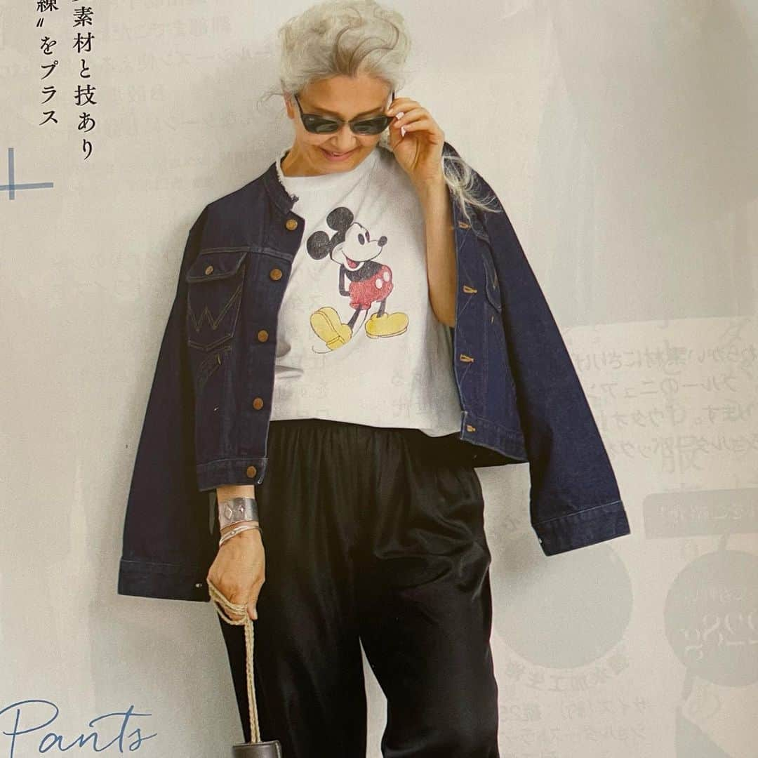 結城アンナさんのインスタグラム写真 - (結城アンナInstagram)「「素敵なあの人8月号」 パンツ・イントゥカ Tシャツ・グッド　ロック　スピード×ビームズ　ライツ Gジャン・ラングラー×ビームズ ライツ サングラス・レイバン 細いバングル・アダワットトゥアレグ 太いバングル・ノースワークス  「Sutekina Anohito」magazine August 2022 issue👓  photo: Nakajima Chiemi styling:Yoshida Maiko hair & makeup:Mori Yukio, (Roi)  🕊Peace & Kindness, may all your dreams come true🕊  @sutekinaanohito_tkj #グレーへアー #楽な服 #楽なファッション #agelessstyle #agelessfashion  #エィジレススタイル　#エィジレスファッション」7月10日 14時36分 - ayukihouse