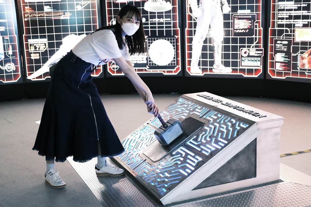 松井咲子のインスタグラム：「先月行ったアベンジャーズ展の良い写真たちを見て  #ちゃんとTシャツ着て行くタイプ #ちゃっかりスニーカーも履いていくタイプ #アベンジャーズ展 #マーベル #avengers #avengersstation #marvel  #さきT #過去の映画tシャツここから観られます」