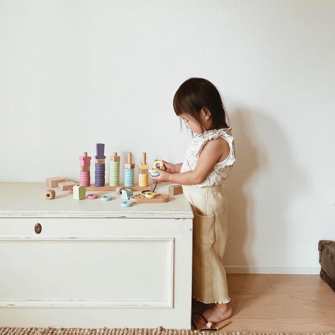 yuiのインスタグラム：「おもちゃのサブスク @toysub_kids お試し中です🧸  toysub!はこどもの興味や月齢に合わせて ２ヶ月に一度5〜6点の知育玩具が 自宅に届きレンタルできるサービス🌟  子供のおもちゃって、、 興味のある歳が過ぎてしまったり 飽きてしまって遊ばなくなったり 収納場所問題があったり 購入するおもちゃはどうしても 親の好みが反映されちゃうので 期間限定でお試しできるのは すごくありがたい♡  一人ひとりの月齢や興味に合わせて プランニングしてくれるんですが こういうタイプのおもちゃは 持っているので外してほしいなどの 要望にも応えてもらえます◎  届いたのはうちにはないタイプの おもちゃばかりだから娘も興味津々！  特にサーカス列車を気に入っていて、 「しゅっしゅっぽっぽーっ🚂💨」と 楽しそうに走らせてるよ。 うちの子って実はこういう おもちゃ好きだったんだ！と 発見になりました👀  気に入ったおもちゃは レンタル延長もできるし、 買い取ることもできるし、 反応イマイチだったら 別のおもちゃにチェンジもできるし、 いろんなおもちゃに触れさせて あげられるので、刺激になるし 興味をぐんと広げてあげられるので いいなぁ👌🏼と本当に思いました💭  知育玩具が中心なのもまた良い🙆🏼 アイスクリームを積み上げるおもちゃは まだ難しいかな？って思ったけど 何回もやるうちにどんどん上達して 成功した時はむすめも嬉しそう♡ (最後のpicかなりドヤ顔😂)  親子ともに メリットいっぱいなので ぜひチェックしてみてね🤹🏼‍♀️ . . . . . #toysub#toysubkids#トイサブ#サブスク#レンタルおもちゃ#おもちゃのサブスク#知育玩具#モンテッソーリ#おうち遊び#女の子ママ#子育てママ#女の子#2歳3か月#インテリア#木のおもちゃ#こどものいる暮らし#海外インテリア#海外子供部屋 #toy#toys#woodentoys#babygirl#girl#2y3m」