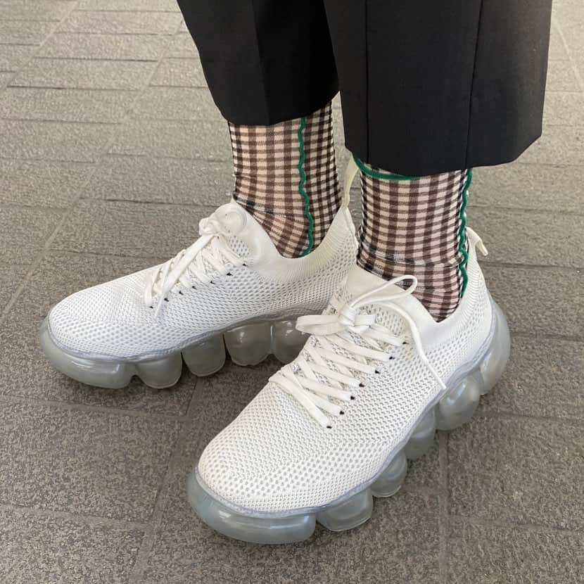 華村あすかさんのインスタグラム写真 - (華村あすかInstagram)「🤍💚🧦  玉留めも出来ない不器用さ全開に紐綺麗に結べなかった」7月10日 15時49分 - hanamura_asuka