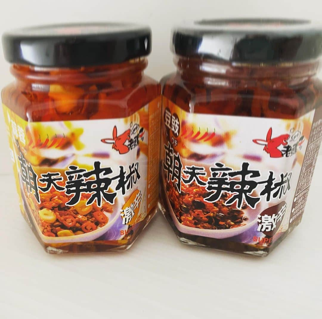 遠山景織子のインスタグラム：「朝天麻辣🌶激辛調味料みつけた！ これめっちゃ良い🌶美味しいものにちょいのせ🌶旨辛に夢中✨🌶✨美味しいって幸せです。 #朝天麻辣 #激辛 #激辛調味料 #台湾#美味しいって幸せ  #ニンニク #豆豉 #旨辛 #後3種類あった  #気になる #旨辛好き #激辛挑戦 #唐辛子ザクザク入ってる  #ハマりました #夢中です #美味しい#唐辛子オイル漬け  #ちゃんと汗かく #ちゃんと顔に  #テンション上がる #お買い物 #遠山景織子」