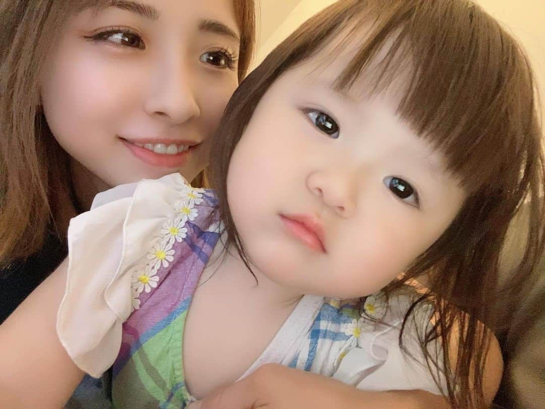 辺見玲菜さんのインスタグラム写真 - (辺見玲菜Instagram)「エマちゃん今日も仲良し👶👩💟  #赤ちゃん #赤ちゃんあるある #赤ちゃんのいる生活 #赤ちゃんとの暮らし #ベビー #ベビーファッション #ベビーフォト  #baby #babys #babygap #babygirl #babyfashion #babyphotography #instababy #1歳11ヶ月　#新米ママ　#ベビー　#女の子ベビー　#女の子ママ　#親バカ部　#7月生まれ　#成長記録　#育児記録　#娘　#乳児」7月10日 16時34分 - renastagram1222