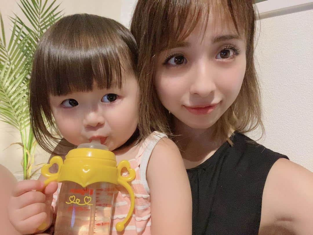 辺見玲菜さんのインスタグラム写真 - (辺見玲菜Instagram)「エマちゃん今日も仲良し👶👩💟  #赤ちゃん #赤ちゃんあるある #赤ちゃんのいる生活 #赤ちゃんとの暮らし #ベビー #ベビーファッション #ベビーフォト  #baby #babys #babygap #babygirl #babyfashion #babyphotography #instababy #1歳11ヶ月　#新米ママ　#ベビー　#女の子ベビー　#女の子ママ　#親バカ部　#7月生まれ　#成長記録　#育児記録　#娘　#乳児」7月10日 16時34分 - renastagram1222