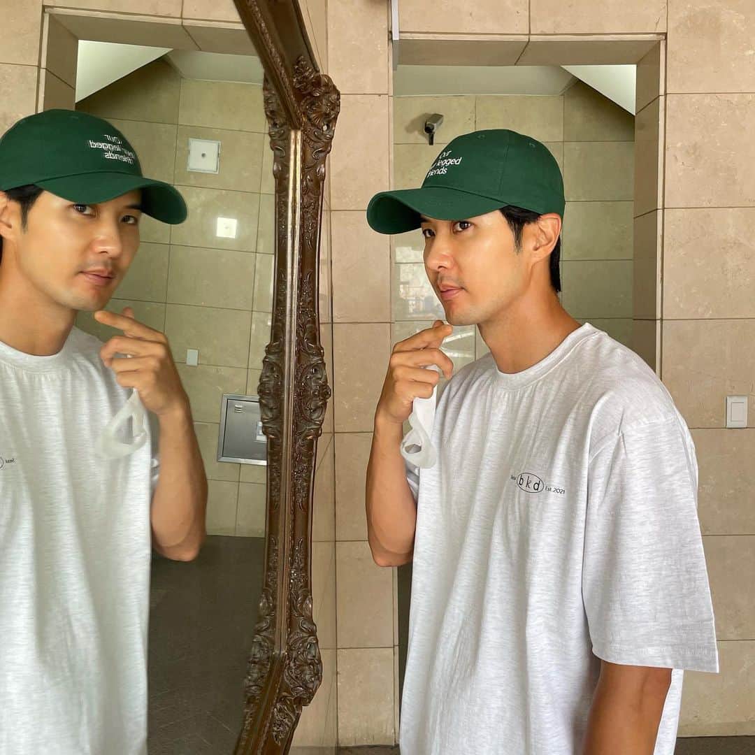 キム・ジソクのインスタグラム：「거울아 거울아 세상에서 누가 제일,  아니다아무것도아냐🥹  유기견 후원 브랜드 @bekind_official1 #비카인드 총매출 2%는 유기견들의 환경개선을 위해 사용된다고 합니다. #광고아님 #응원임 #나의18년지기 #스탈리스트의  #선한취지 #핏베리나이스」