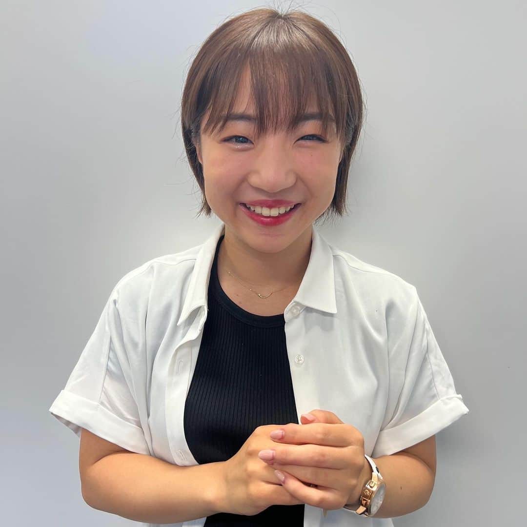 寺本明日香のインスタグラム：「さらちゃんと🍀📸2 プライベートで♡ 顔タイプパーソナルカラー診断 しに行ったよ✨ 自分に合う色、似合うアクセサリー、似合うコスメの色を知りました😊 私は、ブルベもイエベもどっちも兼ね備えたニュートラルで (ブルベだと思ってた🤔) キュート寄りのフレッシュタイプ (要するに子供顔wそうだよねw) カラーは ①ビビットウィンター  ②ビビットスプリング だそう🤔 要するに、、、 くっきりハッキリして 濃いめの鮮やかな色が 似合うらしいです🥰 レオタードもそうだったなぁ笑 ・ 4枚目すっぴん失礼します🙇‍♀️🙇‍♀️  #16タイプパーソナルカラー診断 #16タイプパーソナルカラー #パーソナルカラー診断 #名古屋パーソナルカラー #パーソナルカラー名古屋 #顔タイプ診断 #顔タイプ診断名古屋 #名古屋顔タイプ診断」