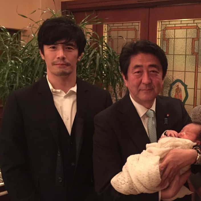 伊藤英明さんのインスタグラム写真 - (伊藤英明Instagram)「今日、選挙に行きました。 安倍元総理の政治的思想など、恐れ多くてお伺いする事も出来ませんでしたが、 僕たちの様な俳優という職業にも深い理解を示して下さり、日本の芸術文化を大切に考えて下さる温かい方でした。6年前、産まれたばかりの息子を抱いて下さったこと、ずっと大事にします。  学校で銃の恐ろしさを教えなきゃいけないような日本になって欲しくない、そう強く願います。  心よりご冥福をお祈り申し上げます。 伊藤英明」7月10日 16時59分 - thehideakiito