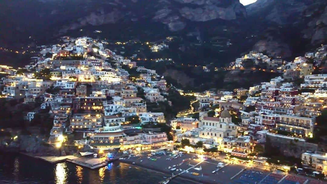 Laila Boonyasakのインスタグラム：「💚🥦🌈💚🥦🌈💚🥦🌈💚 :&@^*#>เ๋฿:!!<^^||,% #nocaptionneeded #positano  #italy」