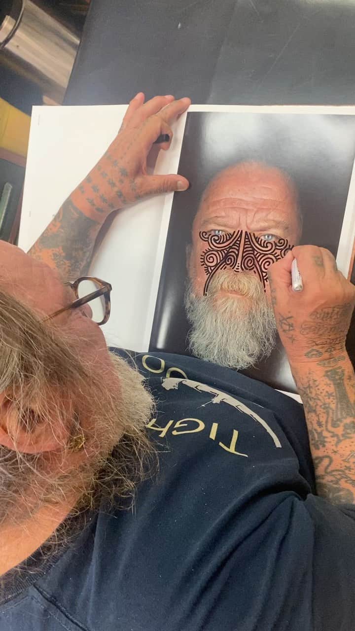 アムステルダム・タトゥー・ミュージアムのインスタグラム：「Signing the famous#wiliam #williamruttenportfoliooftheweek」