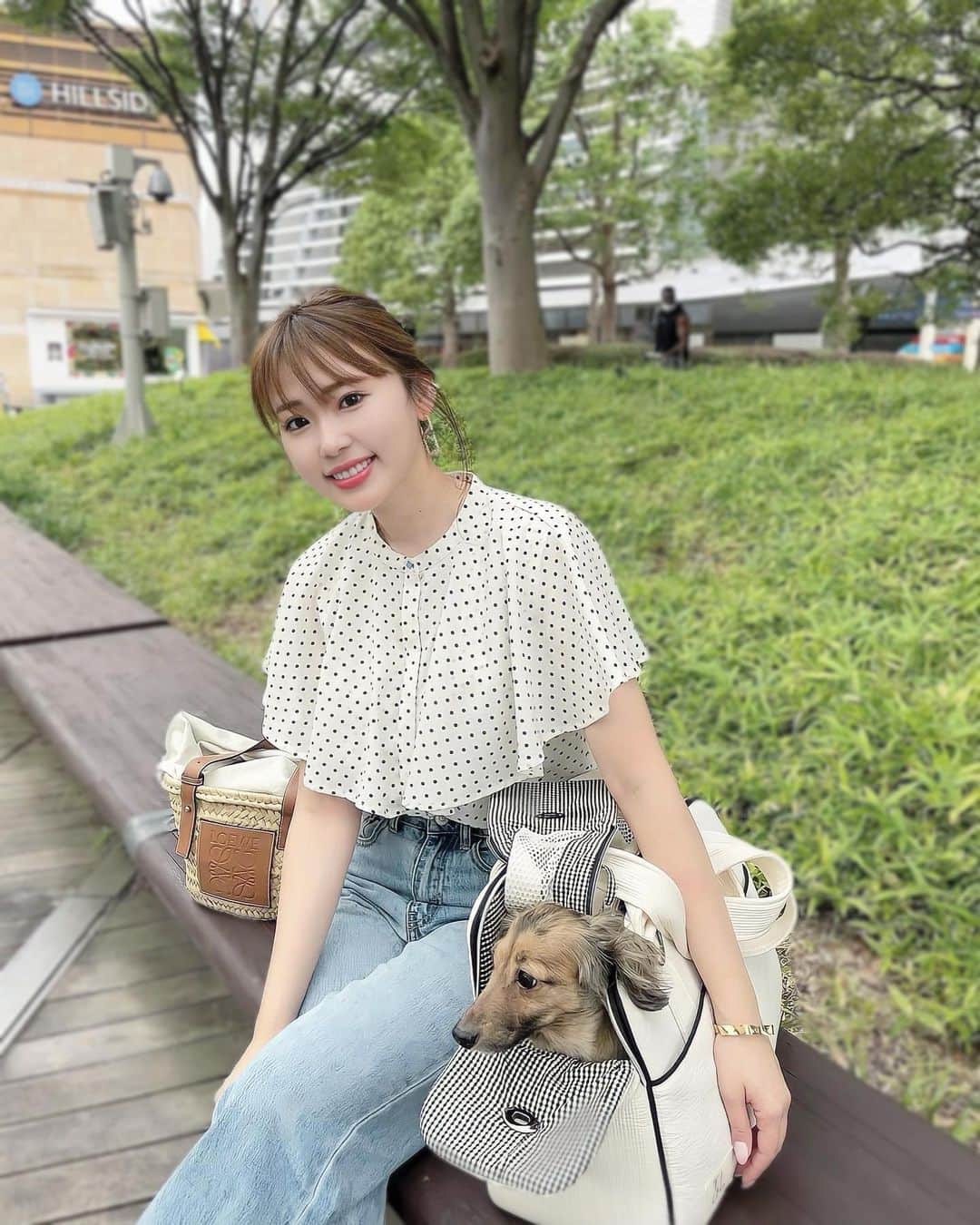 藤川沙弥のインスタグラム：「この日は涼しくて リンと一緒に外へ🐶🌿🤍  ポンチョ風の可愛いブラウスは @12twelveagenda ✔︎  7/8にディアモール大阪店が OPENしたみたいっ🫶🏻 6日間自社ポイント5倍で 18,000円以上のご購入で ノベルティバッグプレゼントみたい🎁 こちらのインスタ見たとお伝えしてもらうと 店舗にて¥1,000 OFFになるそうです😌✨  この日のコンタクトは チューズミーのモイストブラウン✨ ナチュラルなので最近のお気に入り♥︎」