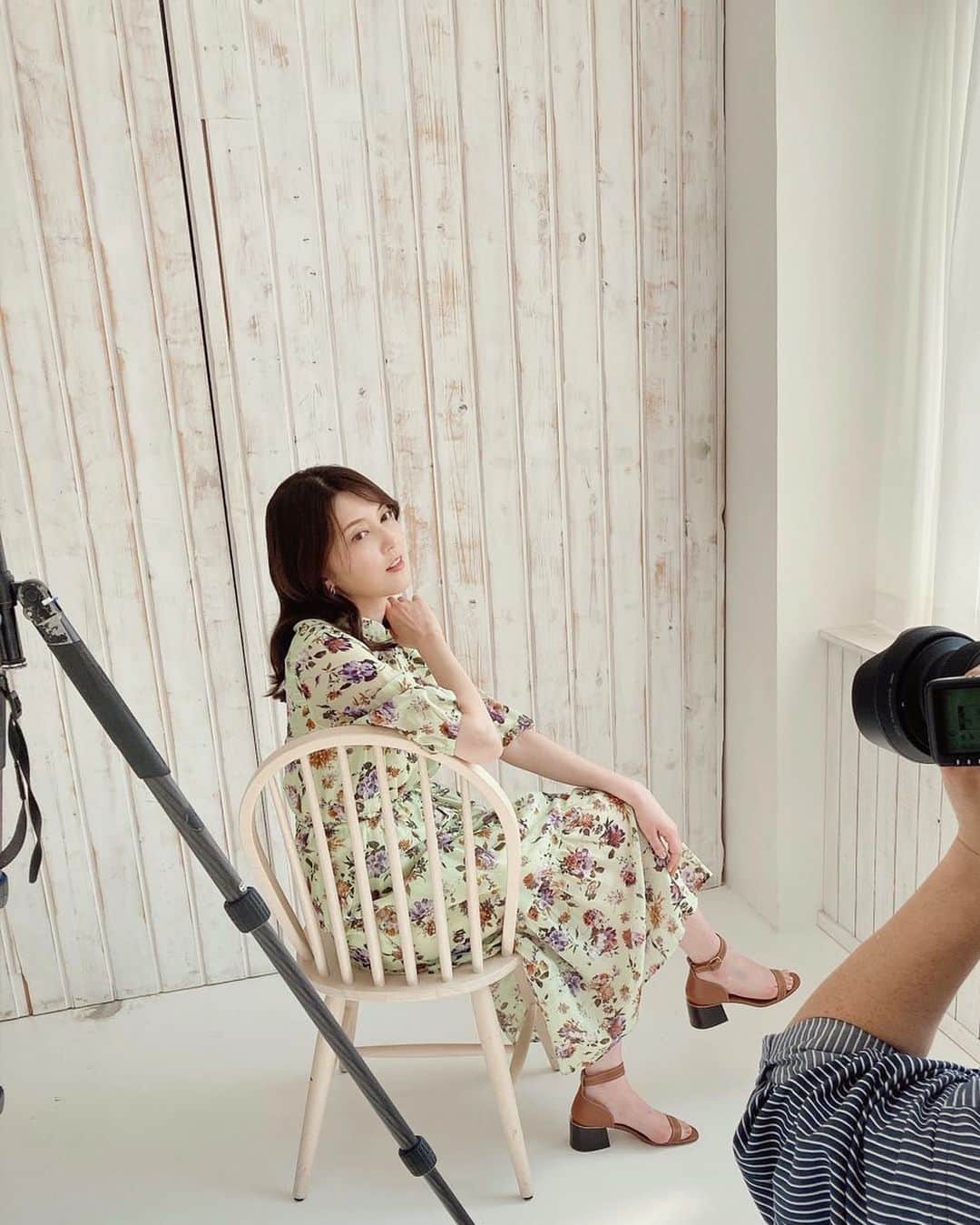 のインスタグラム：「#TR2022  コンサートから1週間 楽しかった余韻に浸りつつも次へ向けて始動してます☺︎  おかげさまでパンフレットが完売しましてありがとうございます🙏 お手にとれなかった方もいらっしゃると聞いたので、少しですがパンフレット撮影のオフショットを📷  今日は朝から選挙に行って そのあと島田歌穂さんとお稽古させていただきました✨ 懐かしくて楽しい時間を過ごせて、 最近多かった辛く悲しいニュースで沈んでいた心があったかくおだやかになりました  微力ながらお力添えできるよう精一杯頑張ります そして音楽の力で一緒に元気になりましょう♪ 16日の名古屋公演、31日の大阪公演よろしくお願いいたします💫 劇場でお待ちしております🤍🫧  #何を歌うかお楽しみに 🐰 #今週末お会いしましょう  #朝夏まなと」