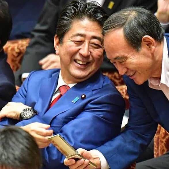 星來のインスタグラム：「元総理 安倍晋三。 日本を支えて下さり有難う御座います。 心からご冥福をお祈り申し上げます。 #安倍総理 #総理 #射撃 #衝撃 #日本 #支えた #ご冥福をお祈りします #笑顔 #マスク #素敵 #歴史」
