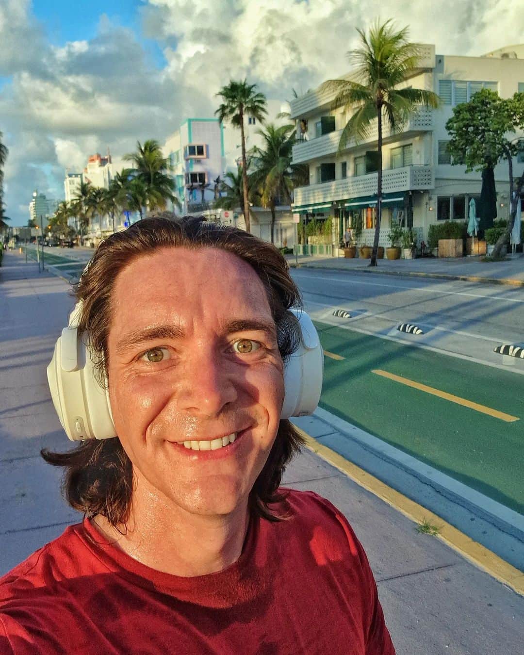 ジェームズ・フェルプスのインスタグラム：「Morning 5k on South Beach. A little warmer than I'm used to running in 🥵 but still amazing to see the city waking up. Especially on the most famous Art Deco street in the world. (And I worked out the jumbo cookie and ice cream from last night) #miami #keeponrunning #travel」