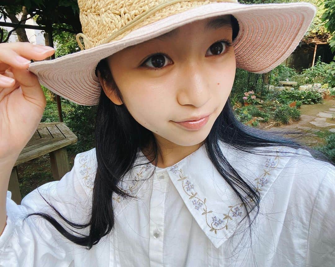 横溝菜帆のインスタグラム：「. 猛暑が続いています。 みなさんも 体調に気をつけて下さいね🥵  去年買った麦わら帽子 今年はたくさん被れるかな☺️👒  春に咲いていた藤の花が、なぜかまた咲き出しました！ とっても綺麗🌿  #横溝菜帆」