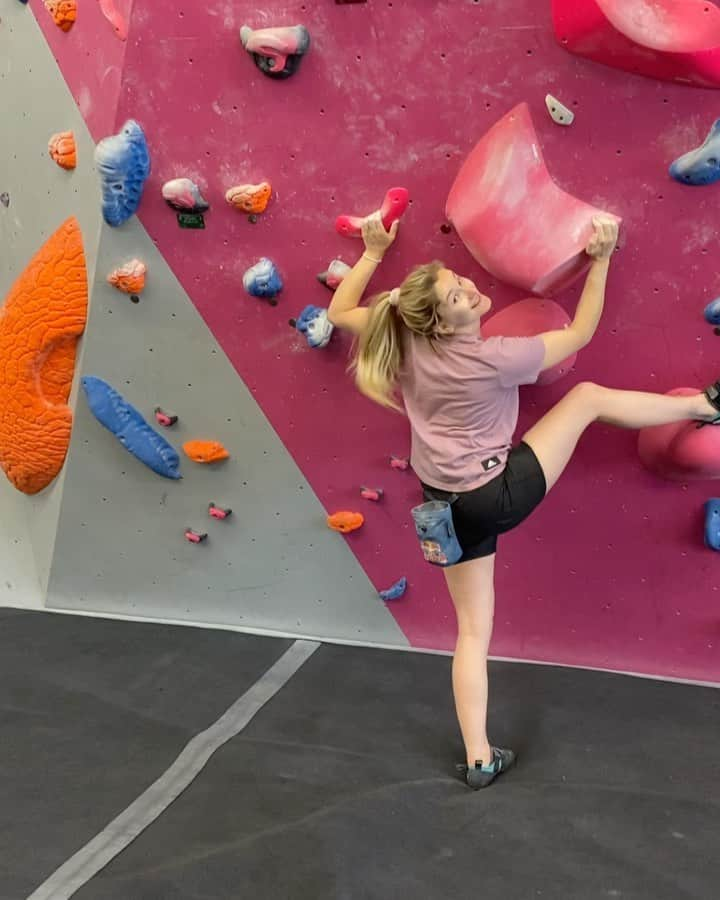 シャウナ・コックジーのインスタグラム：「Gotta love a little reality check 😂   Climbing two days in a row was ambitious. This heel hook was even more ambitious.   I’m still learning where I’m at right now. Very much staying within my limits and not pushing myself! Sometimes that looks like this, backing off and walking away. From both this boulder and this session yesterday.   Recovery takes patience and perseverance, motivation and respect. Especially with a little baba. I’m in no rush to get back. I’m loving spending time with Frankie and taking each day as it comes right now. Making the most of the waves of motivation when they align with energy levels and nap time too.   I sure am excited to train and get strong again though! Both my body and my mind have lots of progress to make and I love that! Videos like this remind me of all the gains that lie ahead (in a good way!) 💪🔥」