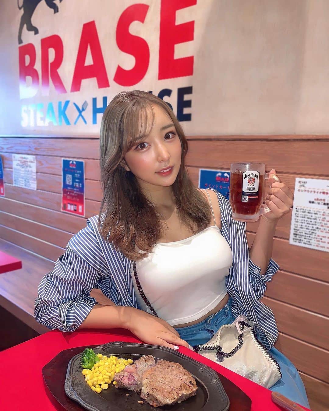 石田みかのインスタグラム：「ストーリーで気づいたかも知れないけど 久々に髪明るくしてみた☺️ . . 去年から地味に髪も少しずつ切り続けて もうこの長さが楽すぎて🫠❤️ . . ブリーチ月跨いで2回は覚悟してたけど 一回のみで綺麗にいれてくれて ダメージも防げた🫠🫶 いつもありがとうございます🌱 @logshogo   . . .  #渋谷 #原宿 #美容室 #ヘアアレンジ #japanesegirl #japanese #tokyo #日本女孩 #我的最愛」