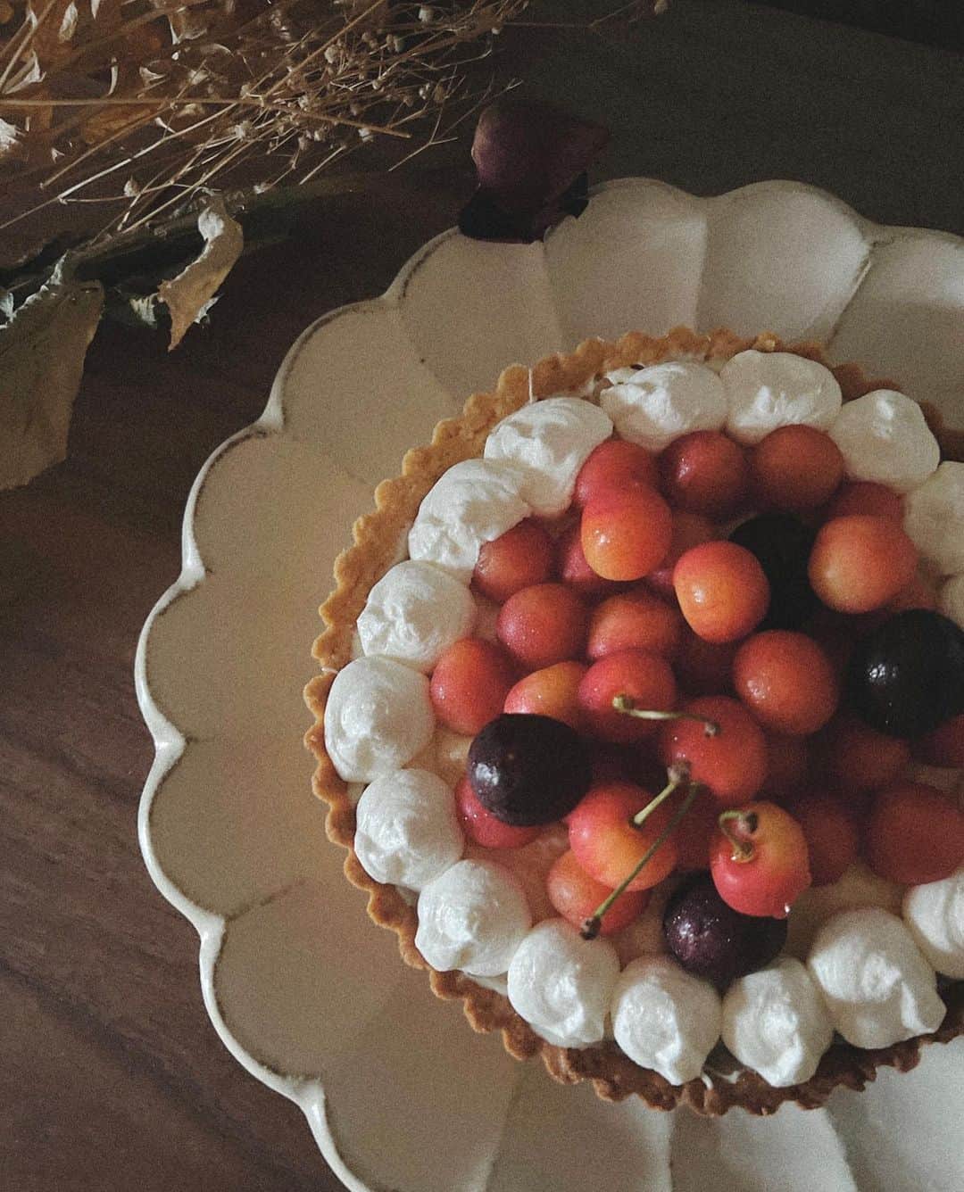 のインスタグラム：「さくらんぼとヨーグルトカスタードのフルーツタルト  仕事の合間に料理してる時が1番癒される🥲 #だが #甘いもの苦手 #消費者 #求 #お菓子作り #フルーツタルト」