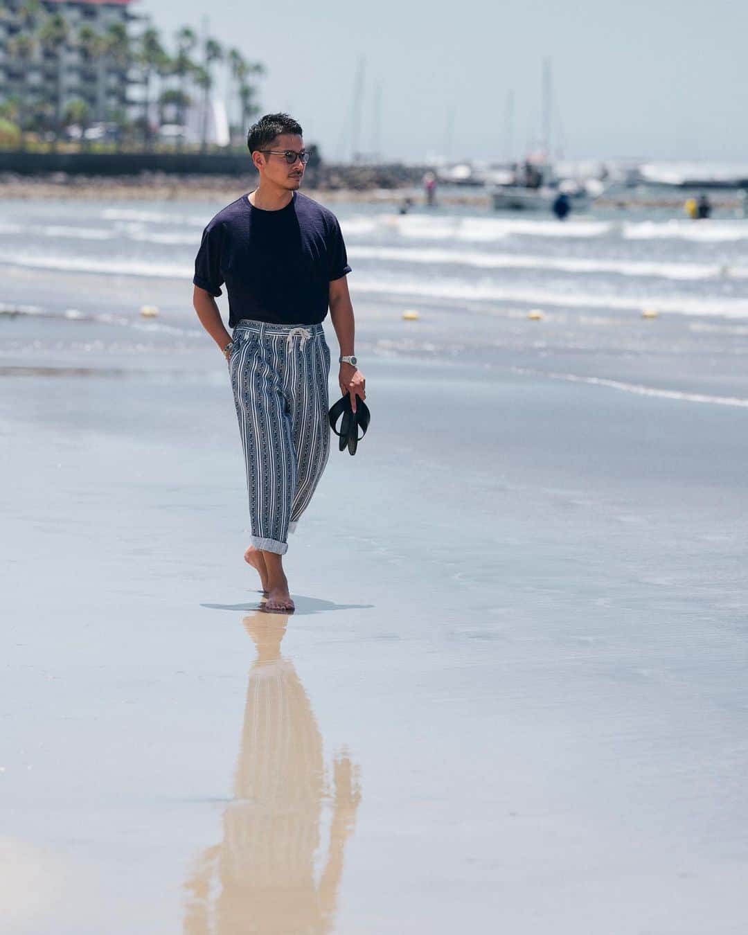 高田朋佳のインスタグラム：「Beach side style🏖  T shirts: #avancer  Easy Pants: #avancer  Sandals: #lucca  Sunglasses: #eyevan  Watch: #audemarspiguet   #beachsidestyle #mensfashion #summerfashion #resortstyle #continentalresort #dappermen」
