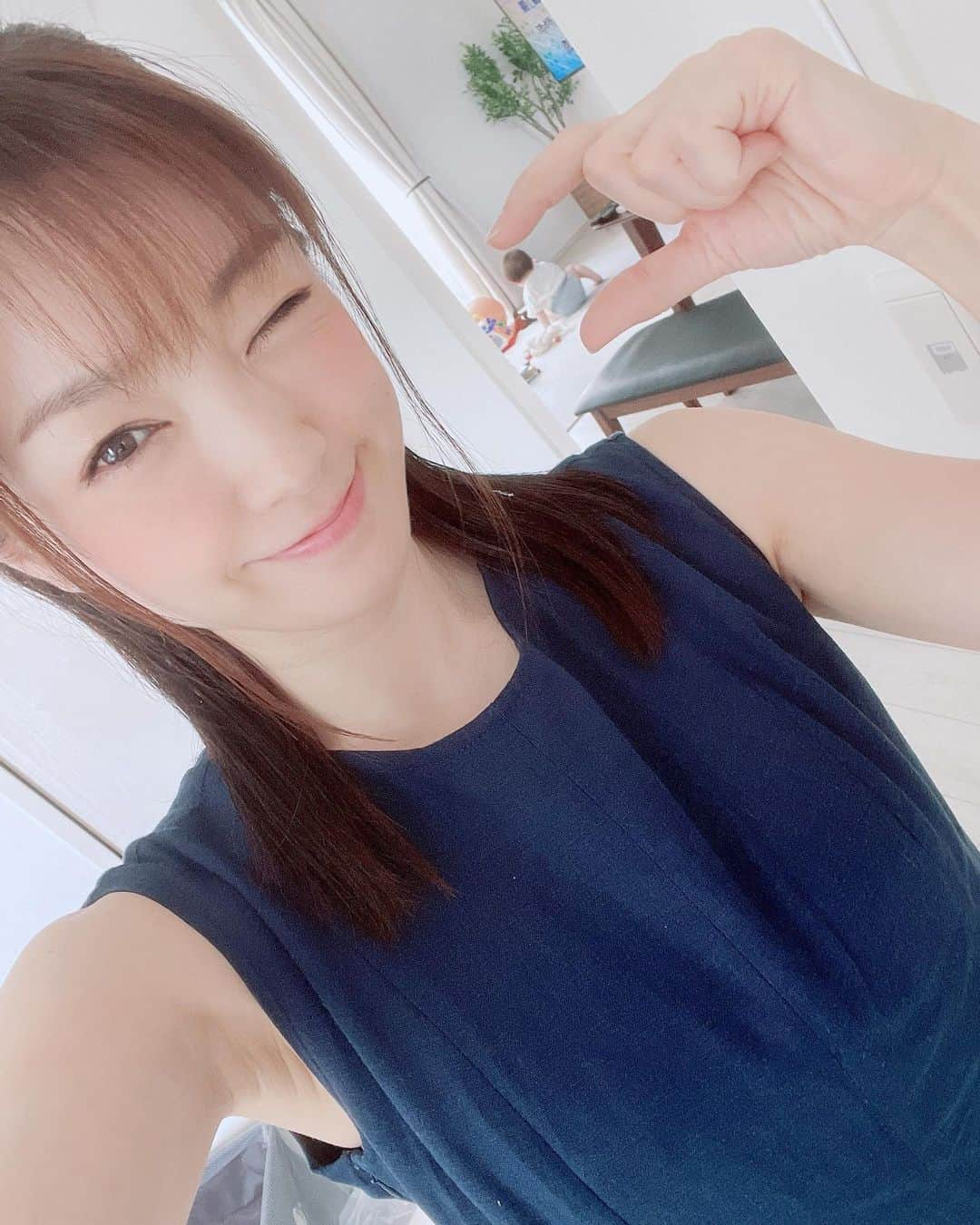 齊藤夢愛のインスタグラム：「みなさま、今週はどんな1週間でしたか？☺️ . 私は毎日、娘がどうしたら楽しんで過ごしてくれるか試行錯誤しながら過ごす日々です🤣１０ヶ月になった娘たん。 なにか良い遊び方があったら教えてください💕 . 今しかない時間を存分に楽しみたいと思います^ ^ . あ、最近ゆるーくダイエットしてます🤭 . #10ヶ月ベビー #女の子のママ #新米ママ #10ヶ月離乳食 #ママファッション #かわいいママになりたい」