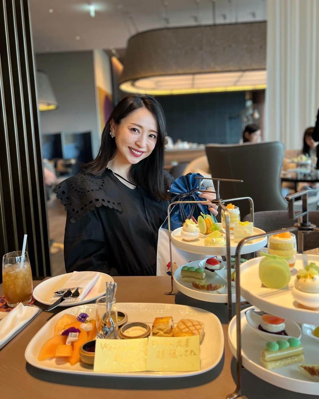 磯部奈央のインスタグラム：「🍈🫖  私が、この世で1番好きなフルーツこと、メロンのアフタヌーンティーを食べたく、千春と行ってきました🤤🫖  そうしたら、「welcome baby」してくれたよー😭✨  いきなりのサプライズ！ しかも可愛いギフトまでプレゼントしてくれて、ありがとう🥺💓  念願の🍈アフタヌーンティーの感想は！と言いますと…💕 アフタヌーンティー好きだけど、甘いもの多いと食べきれなかったりするのですが、やはりメロンスイーツは別でした🤩 メロンのお食事系も、メロンのスイーツも美味しかったなぁ🤤🍈  夏、万歳🙌🏻  #メロンアフタヌーンティー #アフタヌーンティー #フォーシーズンズホテル東京大手町 #welcomebaby #ありがとう」