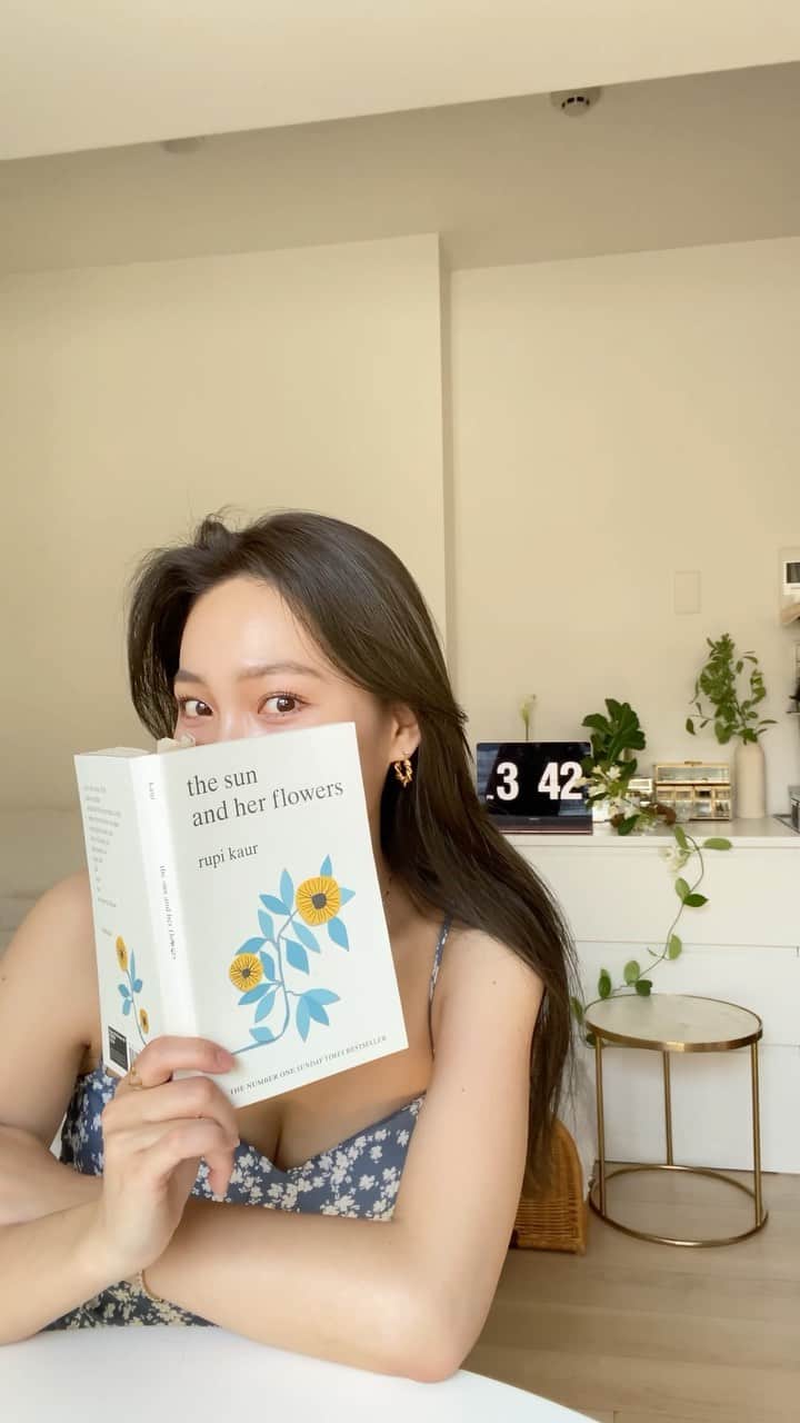 中世古麻衣のインスタグラム：「🧺🌻📖🥛  book @rupikaur_  hair @hiroshishimizu10  この前のヘアカラーと流れるように切ってもらった前髪お気に入り。 質問いただいてた、たまに載せてる本(詩集)と最近のヘアスタイルです🫶🏼 メイクはいつも通りオーガニック、ナチュラルコスメだけです💫」