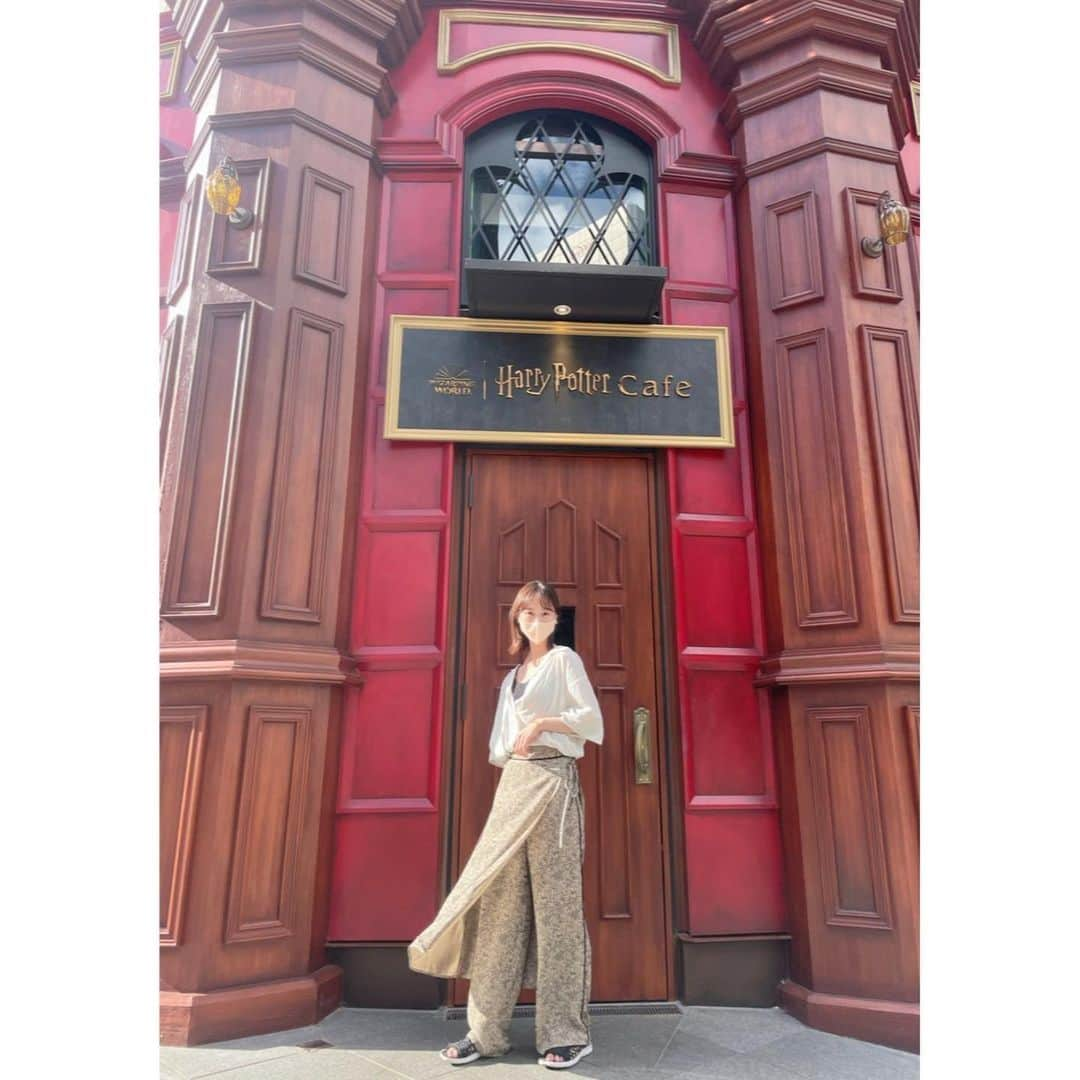 松井玲奈さんのインスタグラム写真 - (松井玲奈Instagram)「🪄🧙‍♀️🧹 『ハリー・ポッターと呪いの子』 先日プレビュー公演を観てきました。 ハリポタカフェには行ってません笑 今観ることのできる国内の最高峰のエンタメなのではと思えるほど、ワクワクした舞台でした。 目の前で魔法が次々に起きるし、この為の専用劇場への改修だったのか！と納得する演目。 もうすでにまた観たい！という気持ちでいっぱいで、楽しかった時間をずっと思い返しています。 いやー楽しかった！ 今度はカフェも楽しむぞー！」7月10日 22時10分 - renamatui27