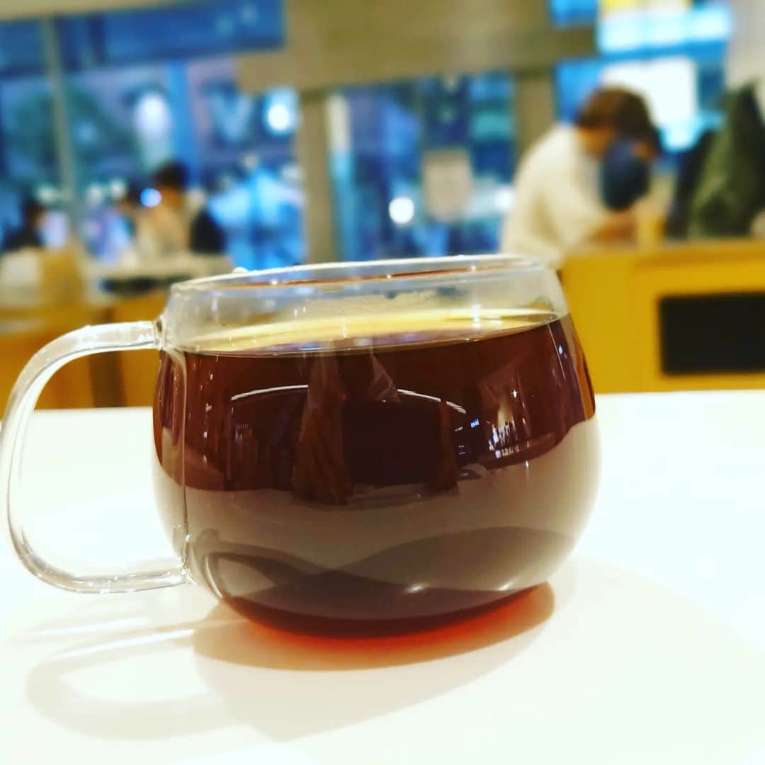 須貝駿貴のインスタグラム：「これは良いニュースなんだけど、私、明日もお休みです。  こちらはブルーボトルコーヒーにてシングルオリジンでコーヒーを頼んだ図。夏でもホットを飲む、そういう余裕を見せつけていきたい。  今日はDr. STONEの舞台とバズ・ライトイヤーを見てきました。明日はトップガンとか見に行こうかな〜。」