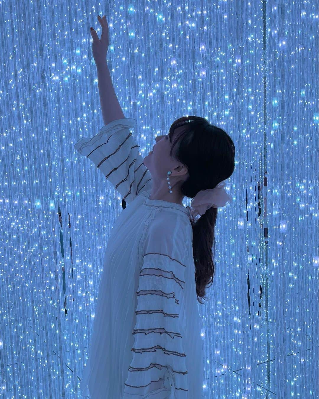 大石乃愛さんのインスタグラム写真 - (大石乃愛Instagram)「『チームラボプラネッツ豊洲』（ @teamlab.planets ）  東京に行ったついでに友人と行ったときのです( ◠‿◠ )  なんと、靴と靴下を脱いで、全ての場所を回るんです😳 初っ端から道に水が流れてきたり、膝下まで水があるプールのような場所まであって、五感で楽しめました☺️🫧 だから踊りたくなってしまった（笑）  世界にどんどん広がる日本の技術はすごいなぁ...👏🏻  2023年12月末まで展示期間が延長されたみたい！  ・ ・ ・ ・ ・ ・ ・ ・  #チームラボ #チームラボプラネッツ #チームラボプラネッツ豊洲 #東京観光 #東京旅行 #teamlab #アート鑑賞 #アート好きな人と繋がりたい #芸術 #芸術が好き #芸術が好きな人と繋がりたい #テーマパーク #プロジェクションマッピング #涼しい場所 #ゆりかもめ #新豊洲 #新豊洲駅 #豊洲 #豊洲駅 #ポニーテール #ポニーテールアレンジ #シュシュ #シュシュアレンジ #ローズバッド #rosebud #lattice #東京映えスポット」7月10日 23時17分 - noa__nikoniko