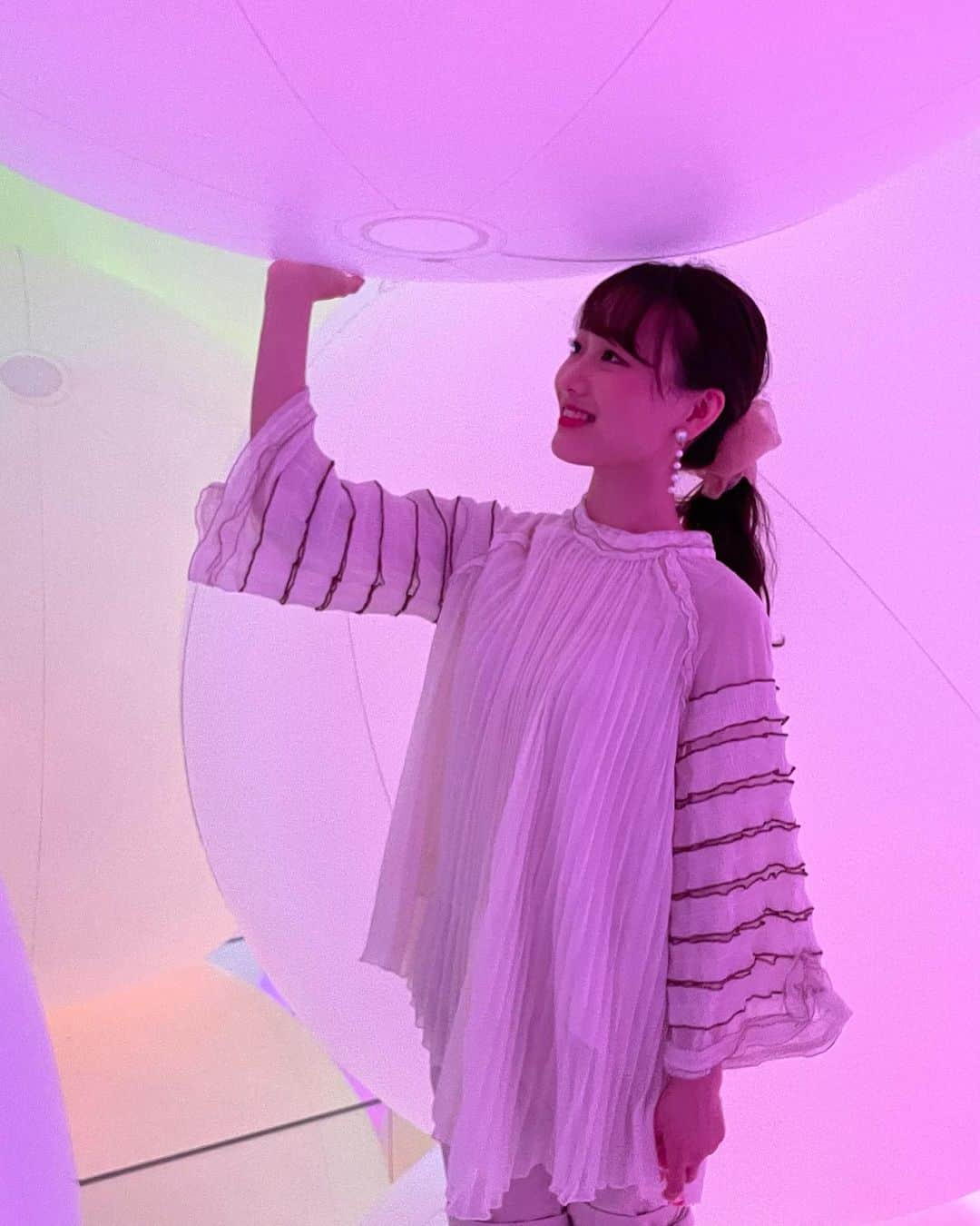 大石乃愛さんのインスタグラム写真 - (大石乃愛Instagram)「『チームラボプラネッツ豊洲』（ @teamlab.planets ）  東京に行ったついでに友人と行ったときのです( ◠‿◠ )  なんと、靴と靴下を脱いで、全ての場所を回るんです😳 初っ端から道に水が流れてきたり、膝下まで水があるプールのような場所まであって、五感で楽しめました☺️🫧 だから踊りたくなってしまった（笑）  世界にどんどん広がる日本の技術はすごいなぁ...👏🏻  2023年12月末まで展示期間が延長されたみたい！  ・ ・ ・ ・ ・ ・ ・ ・  #チームラボ #チームラボプラネッツ #チームラボプラネッツ豊洲 #東京観光 #東京旅行 #teamlab #アート鑑賞 #アート好きな人と繋がりたい #芸術 #芸術が好き #芸術が好きな人と繋がりたい #テーマパーク #プロジェクションマッピング #涼しい場所 #ゆりかもめ #新豊洲 #新豊洲駅 #豊洲 #豊洲駅 #ポニーテール #ポニーテールアレンジ #シュシュ #シュシュアレンジ #ローズバッド #rosebud #lattice #東京映えスポット」7月10日 23時17分 - noa__nikoniko