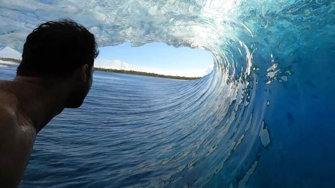 ミシェル・ボレーズのインスタグラム：「Another memorable surf trip I’ve done before getting my knee surgery. The waves were incredible the whole time . The boys were pushing the limits waves after waves .  @mihimanabraye @floresjeremy  Thank you @timmckenna for making it happened」