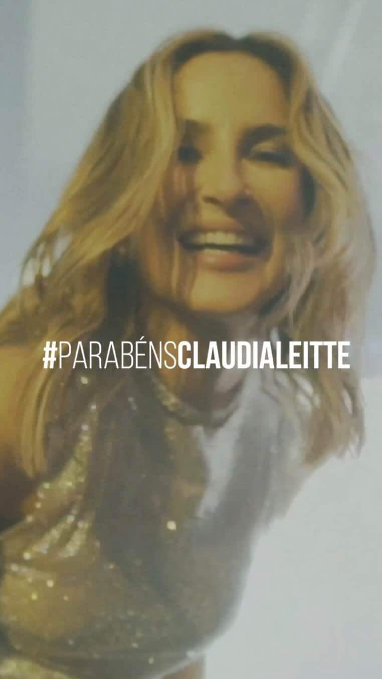 Claudia Leitteのインスタグラム：「Narrado por algumas das inúmeras mulheres especiais de sua vida, com MUITO amor, carinho, respeito e admiração, desejamos um FELIZ ANIVERSÁRIO, CLAUDINHA!!! ♥️ - Equipe Claudia Leitte | #ParabénsClaudiaLeitte 🎂🥳🎈🫧」