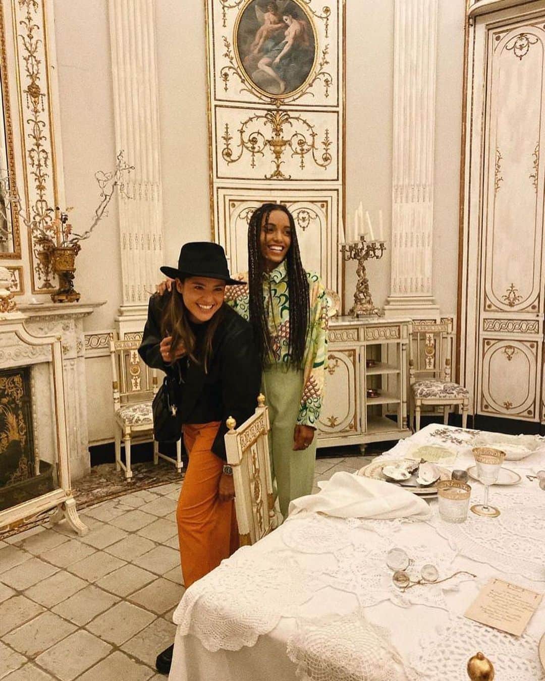 メイジー・リチャードソン・セラーズのインスタグラム：「10 years ago we smiled at each other in a dive bar, a week later you had a key to my house. Happy Birthday @sstephcarneyy my soul sister, here’s to a lifetime of dancing in the light of your flame ❤️‍🔥 #bestbestie」