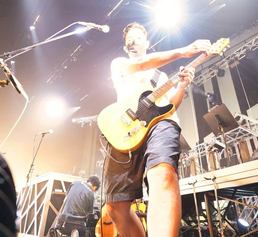篤志さんのインスタグラム写真 - (篤志Instagram)「遊助さんツアー、3公演終了しました🎸 今日からアンコールが変わっていくそうなんですが、バンドの皆さんサラッと演奏してて凄腕揃いです👻 まだまだ続きますのでこの夏は楽しくなりそうです。  ギターの先輩グッサンがめっちゃ写真撮ってくれるのでそちらをどうぞ💁‍♂️  #遊助ツアー2022」7月11日 0時16分 - atsushi_guitar