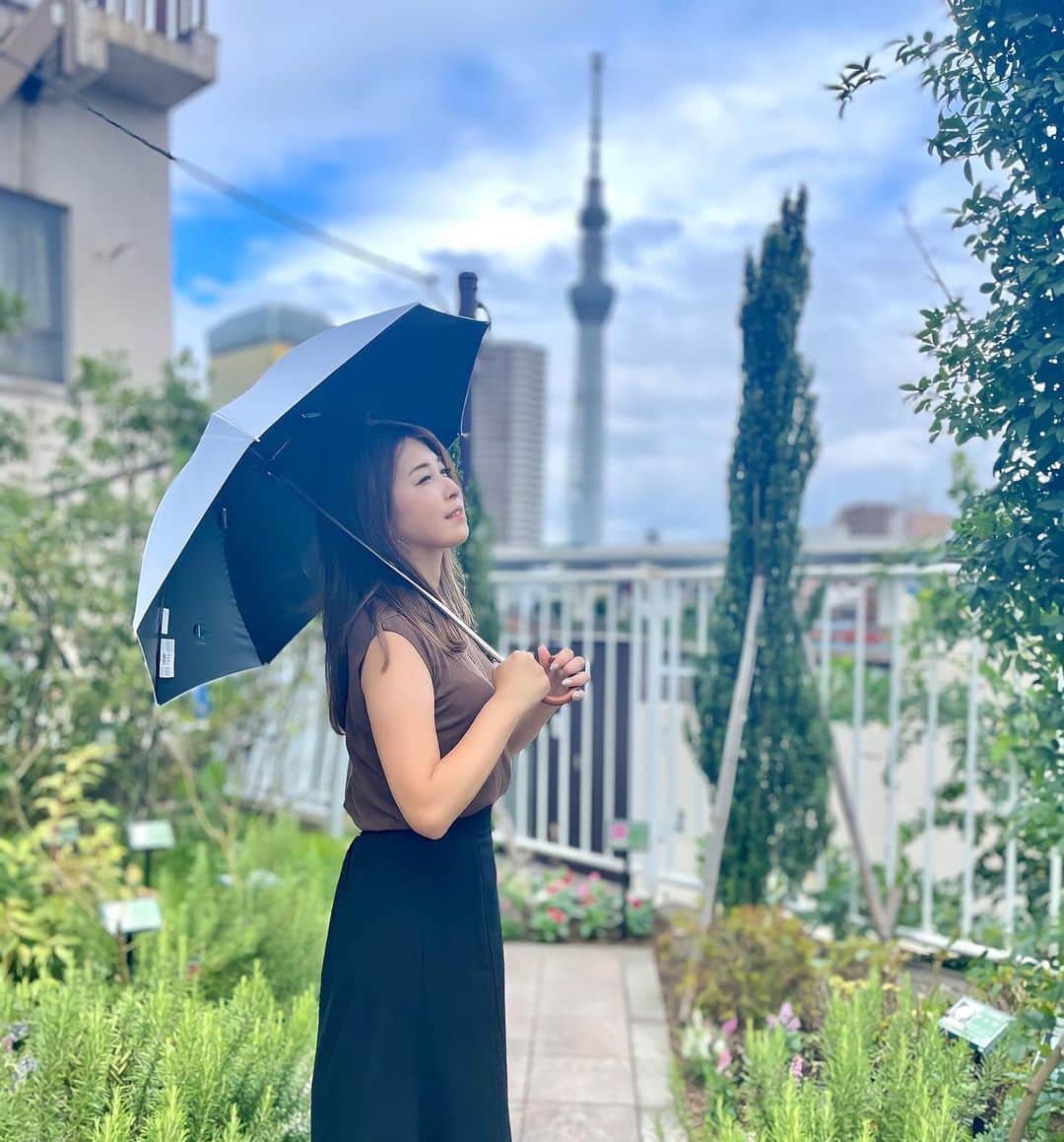 mikaのインスタグラム：「♥︎︎∗︎*ﾟ 暑い日が続きますね☀️ ． 紫外線気になるので普段から 日傘デビューすることにしました🌂 ． ． ． 創業から125年以上続く老舗傘屋さんで オンライン限定の @aurora_1986 の傘☂️✨ ． 遮光率99.99%以上、 UV遮蔽率99%以上、遮熱効果もある 特別なサマーシールドの傘だから 涼しく感じていい感じです♪ ． ． 晴雨兼用だから1年中使えて嬉しい✨ ． ． ． ．  PR @aurora_1896  #webマガジンaurora #ユニセックスファッション #傘 #プレゼントにおすすめ #日傘 #雨傘 #晴雨兼用傘 #晴雨兼用 #日焼け対策 #紫外線対策」