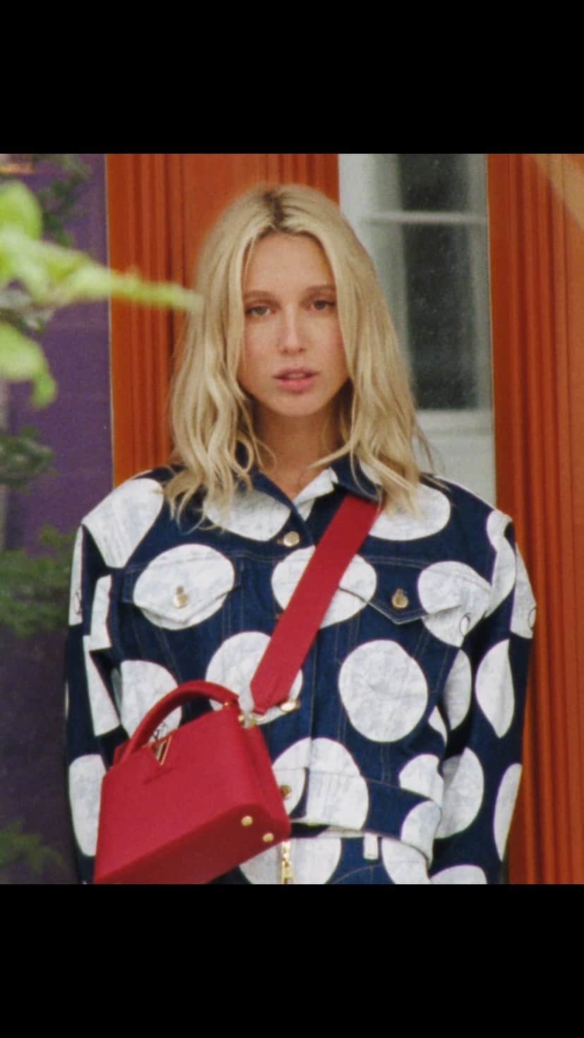 のインスタグラム：「Bold tint. Carrying a red edition of the Capucines that perfectly complements her style, Olympia of Greece exemplifies the iconic bag’s femininity and elegance. Discover the #LouisVuitton campaign shot in London via link in bio. #LVCapucines」
