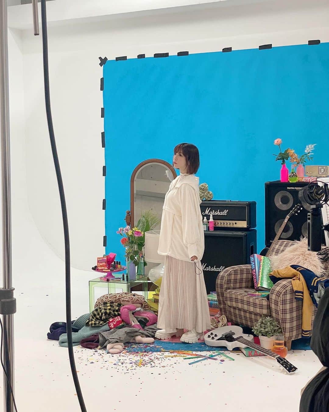 愛美のインスタグラム：「7/13 発売 愛美NEW ALBUM 「#AIMISOUND」💿✨  TYPE-Sの全身写真！  #衣装」