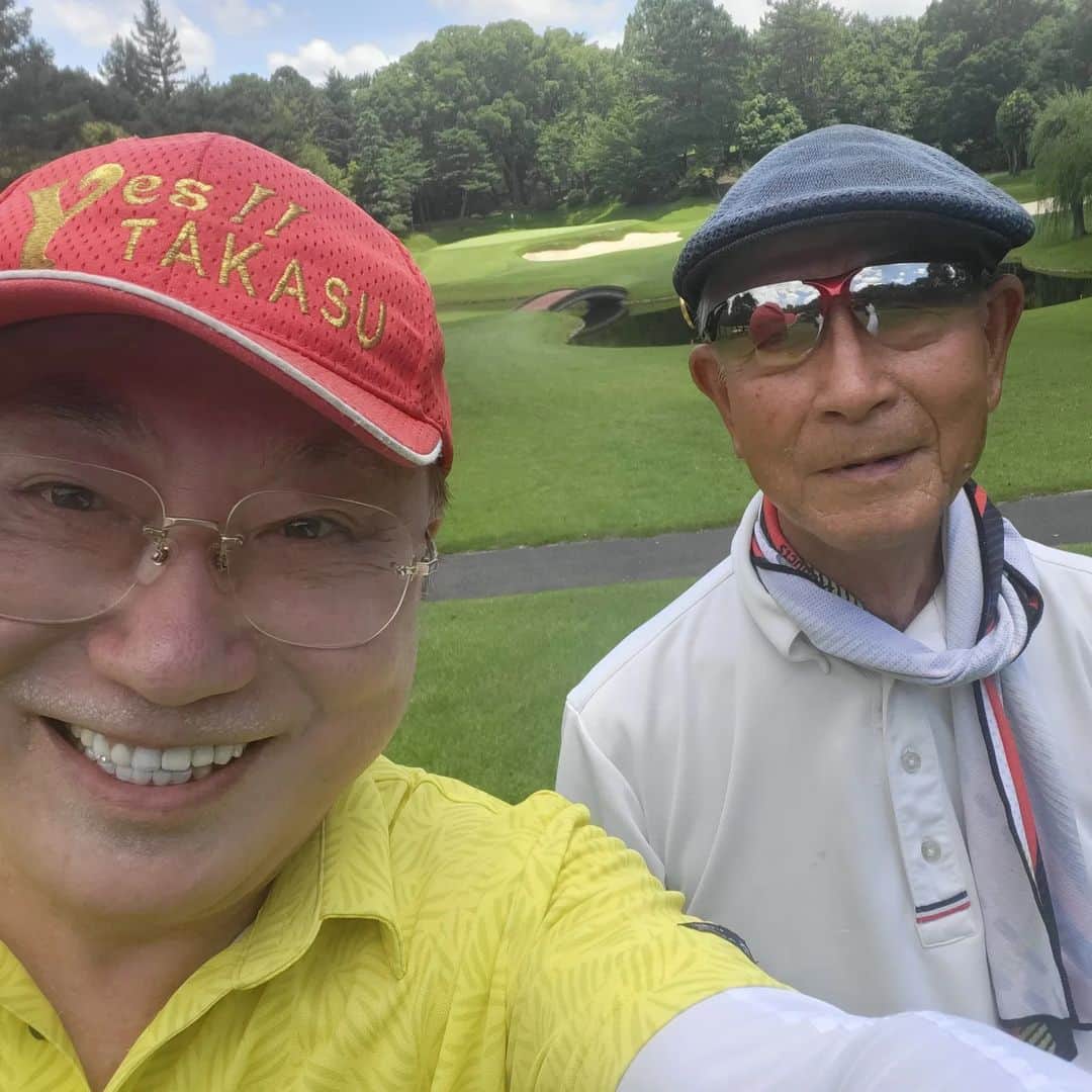 のインスタグラム：「酷暑炎天下、91歳の名古屋ゴルフ倶楽部の先輩からエージシュートの極意を伝授されるかつやくん。 必ずや極意を極めて死に花咲かせるなう。」