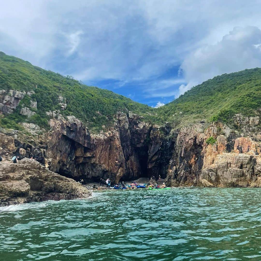 渡辺未優さんのインスタグラム写真 - (渡辺未優Instagram)「. はじめてのカヤック🛶  のんびりぷかぷかしてる時間もあったけど 想像してたよりハード🫢  とは言え、私はたまに漕ぐのを放棄して 後ろの人(夫)任せで海に揺られていました🫧  夏はじめてます。  #firsttime #kyak #hongkong #island  .」7月11日 13時44分 - _miyu.w_