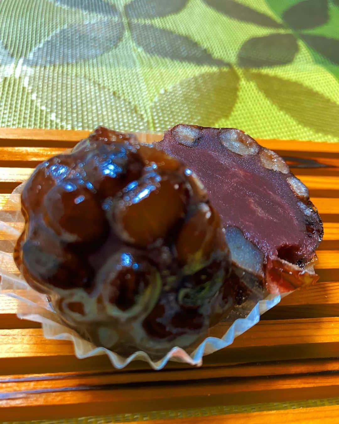 マービンJr.さんのインスタグラム写真 - (マービンJr.Instagram)「埼玉県越谷市の和菓子処 #たからや千間台店 さんのかのこ！ 個性的で美味い！！！ 少し堅めに煮てある大粒の豆、優しめの甘さ、中のこしあんはとてつもなく滑らかでねっとり！ とにかく豆がおいしいなぁ、風味もかたさもドンピシャ好み！ うますぎる！！豆！！まじ豆！！ 何回も食べないと伝えられない！！また買ってきてもらお！！！ #和菓子 #お家和菓子 #かのこ #鹿の子 #友達の手土産 #下町育ち #日米ハーフの和菓子の感想」7月11日 12時46分 - marvinjr39