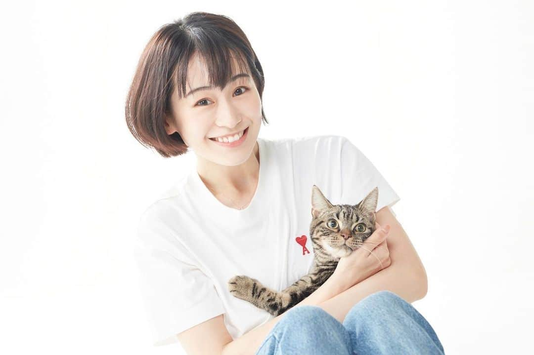 愛希れいかさんのインスタグラム写真 - (愛希れいかInstagram)「みなさま、毎日暑いですが、体調は大丈夫でしょうか🥺？  おしらせです😌 8月7日(日)　 #品川インターシティホール にて、有観客イベントをさせて頂くことになりました🥹❤️  皆様にお会いできるのが本当に本当に嬉しいです！！ 今回のイベント名は 私と愛猫キャップをまぜて… REIKA MANAKI『ChapPu』 です😂 このためにキャップと一緒に写真を撮りました✨ 16ページのスペシャルフォトブック付きチケットです😊🐱❤️  お忙しいと思いますが… みなさま是非遊びにいらしてくださいっ🥰 絶対楽しい時間になるようにしますっ！！！  ①14:00開演 ②17:30開演 ※FC先行受付は 7月12日(火)23:59までです！ 宜しくお願い致します🤲  皆様のご来場お待ちしています❤️  #愛希れいか #ちゃぴ #キャップ #愛猫 #みんなに #会えるの #うれしすぎる #🤩🤩🤩」7月11日 12時42分 - manakireika_official