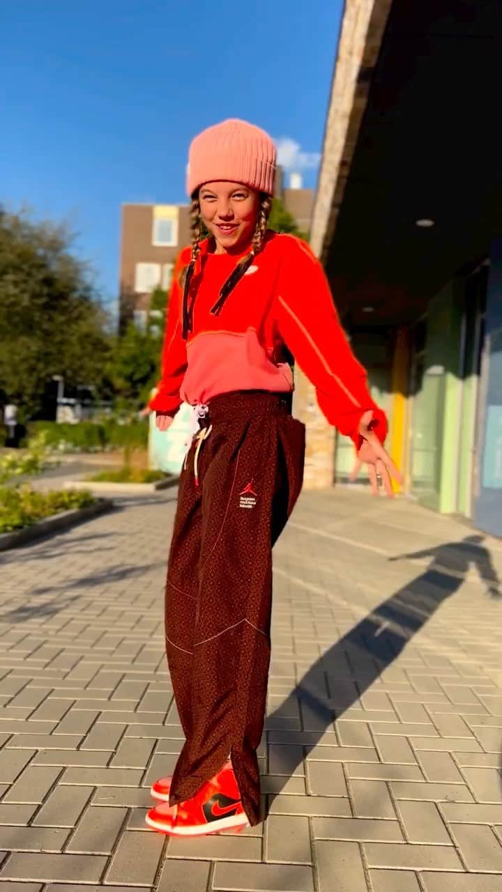 ジェニファー・グレイのインスタグラム：「blame it on the boogie.   full stop.  check out the moves of this dutch sensation @fleurzwartkruis   🤍 @maggiewheeler_official for knowing what i like Repost from @fleurzwartkruis • Don’t blame it on the ☀️  @thejacksons  . #locking #michaeljackson #nike #funk #fleurzwartkruis」