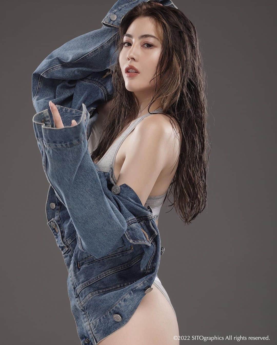シト山口のインスタグラム：「ローレン未加子さんのCK💕✨ またライティングの話ですが 正面ライトの強弱でイメージ操作が出来るのです！ ライト強/艶感←→立体感/ライト弱  model @laurenmikako Mikako Lauren office @lumior_official  hair&make @meg77_style_  photo @sito_yamaguchi  シャドウバン対策により1週間ほど休みます🙏🏻🙇🏻‍♂️💦 暫くは Twitter @hucklevery で I will take a week off due to shadow van measures.」